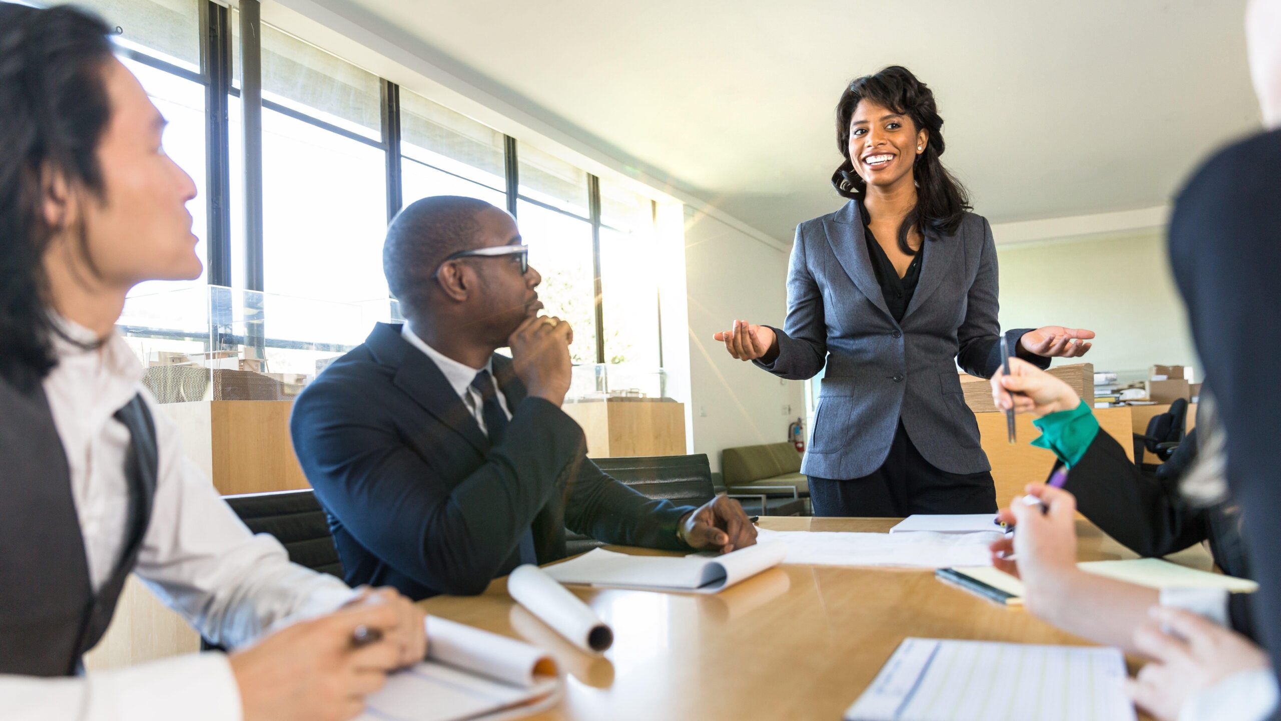 CEO boss female speaker manager presenting a lecture in the boardroom office workplace to colleagues. Photo: Shutterstock El Nariz