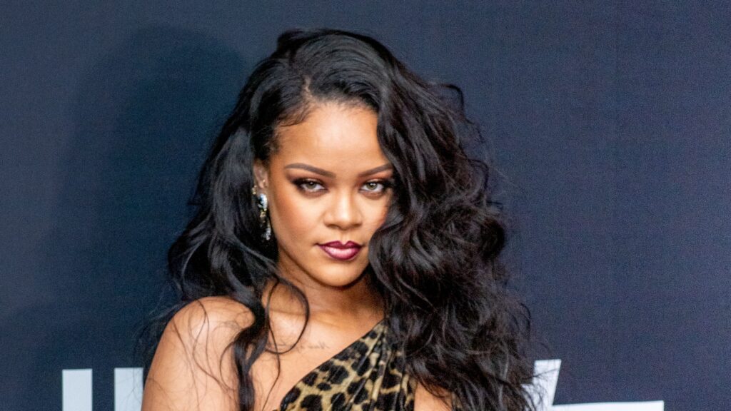Rihanna Can Take a Bow as the First Black Woman Whose Album Spent 200 Weeks on the Billboard 200 List